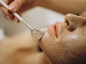 imgi_2_woman-visiting-cosmetologist-making-rejuvenation-procedures
