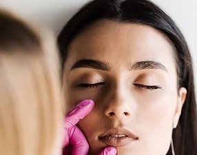 imgi_3_lips-augmentation-injections-attractive-girl-cosmetologist-injecting-hyaluronic-acid-lips-