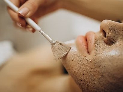imgi_5_woman-visiting-cosmetologist-making-rejuvenation-procedures