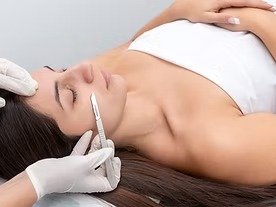 imgi_6_closeup-doctor-with-scalpel-treating-woman-s-skin-dermaplaning-treatment