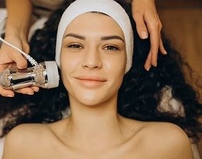 imgi_7_woman-cosmetologist-making-beauty-procedures (1)